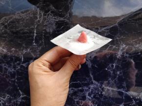 用少许曲奇面糊将裱花纸粘在裱花钉上，在中间位置基础如图的锥形打底。锥形的高度决定花心的高度，不必太高，否则曲奇内芯不容易熟透，而花瓣太容易上色。