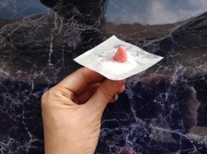 用少许曲奇面糊将裱花纸粘在裱花钉上，在中间位置基础如图的锥形打底。锥形的高度决定花心的高度，不必太高，否则曲奇内芯不容易熟透，而花瓣太容易上色。
