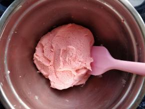 加入2滴食用色素，拌匀后装入剪口裱花袋中，安装好104花嘴。小提示：也可以用色粉或果蔬粉替换部分低粉用量来调色。裱花袋我用的是学厨裱花袋，因为曲奇面糊有一定硬度，所以要选厚一些，不容易破的塑料裱花袋，或者帆布材质的裱花袋。