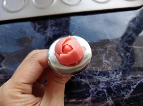 先挤出第一层互相环绕的三片花瓣。
