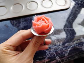 在第一层花瓣交接的位置，基础第二层五片花瓣，第三层七片花瓣。小提示：花瓣尽量朝12点钟直立的方向挤，这样烤的时候不容易塌。另外手速要快，不要让手温把曲奇面糊融化了，那样烤出来的曲奇很容易出油变形。