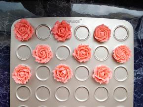 将裱好的曲奇花朵用裱花剪移动到烤盘上。