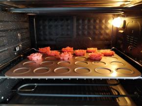 放入预热好的烤箱中层，上下火170度烤18分钟左右。不同烤箱实际炉温不同，要根据情况酌情增减时间和温度。