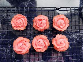 将烤好的曲奇花朵取出晾凉即可食用。也可以密封室温下保存一周左右。