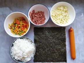 准备好各种食材，将美的蒸烤箱预热，选择默认的上下火加热模式，150度10分钟。