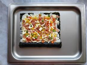 再撒上什锦菜和切碎的培根。什锦菜就是玉米粒、青豆和胡萝卜丁，也可用青红椒等代替。