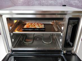 再撒上少许奶酪碎，放入预热好的美的蒸烤箱中层。有三层可以选择，放在上层也可以。