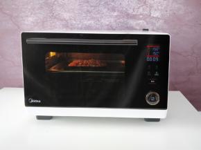 选择默认的上下火加热，150度10分钟。因为米饭是熟的，什锦菜和培根都很容易熟，所以十分钟就可以了。