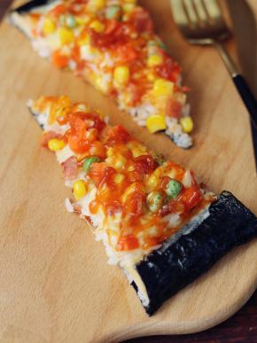 切块后就可以趁热吃啦。芝士香浓拉丝，口感丰富，非常好吃。