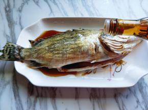 滴入蒸鱼豉油！