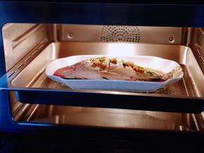 将蒸烤盘入烤箱中层，再把腌制好的鱼放入蒸烤盘上。