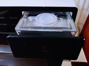 再将加满水的水盒放回机体中！将水槽推回原位