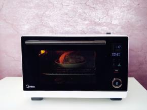 将盘子放入美的蒸烤箱第三层，按三次功能键，选择“纯蒸模式”，设置温度为110度，时间20分钟左右。具体时间要根据鸡的个头大小，酌情增减。启动前别忘了给水箱中加满冷水。如果无水操作，这款蒸烤箱会有连续的“嘀嘀”报警提示音。