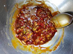 加入花椒油、芝麻油和一大勺红油，搅匀备用。