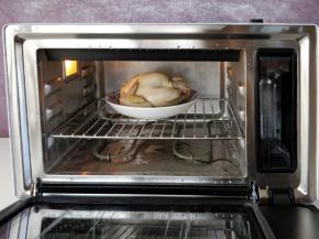 纯蒸功能很快完成了，将蒸好的鸡从蒸烤箱中取出。