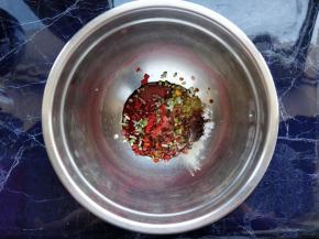 在蒸鸡的同时，来准备调味汁。将蒜末、葱花、切碎的小米椒、糖、盐、生抽、白胡椒粉一起倒入拌料盆中搅匀。