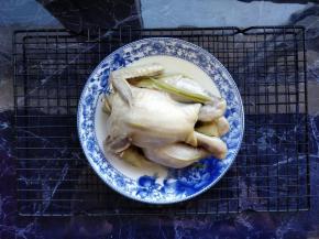 可以看到整鸡非常鲜嫩，盘底只有少量汤汁。此时可将葱姜丢掉，盘底的鸡汤不要倒掉，加入调味汁中更鲜美。