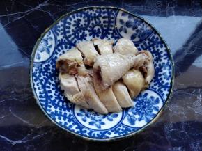 将鸡块装入稍有深度的盘中。