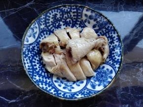 将鸡块装入稍有深度的盘中。