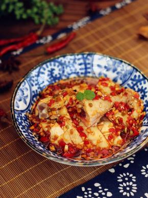 把2勺鸡汤加入调味汁中拌匀，浇在鸡块上，再撒上花生碎和芝麻，香辣诱人的口水鸡就做好了。