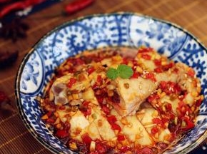 把2勺鸡汤加入调味汁中拌匀，浇在鸡块上，再撒上花生碎和芝麻，香辣诱人的口水鸡就做好了。