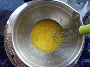 将鸡蛋、细砂糖、香草精和盐倒入打蛋盆中，搅拌均匀。鸡蛋拌匀即可，无需打发，否则入炉时容易膨胀，出炉后容易回缩，影响口感。