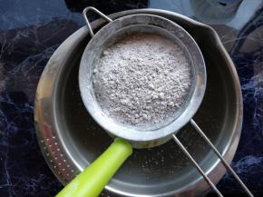 筛入低筋粉、可可粉和泡打粉的混合物。