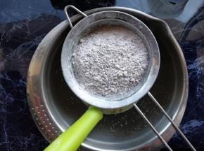 筛入低筋粉、可可粉和泡打粉的混合物。