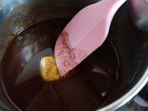 将切成小块的黄油和黑巧克力混合加热至60度融化。注意控制好温度，以免巧克力焦糊产生苦味。