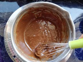 倒入面糊中，快速拌匀。将搅好的面糊在室温下静置2小时。拌好的面糊静置可以让面糊充分地进行水合作用，质地更均匀，烤出来的外形更美观。