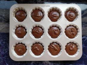 将面糊装入剪口裱花袋中，挤入模具内，八分满即可。不要贪多，以免烘烤时流出模具。