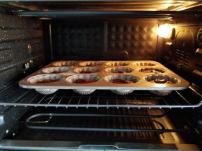 放入预热至190度的烤箱中层，上下火同时加热，约12-15分钟。