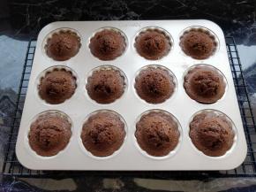 完成后取出晾凉，就可以享受美味啦。烤好后的玛德琳可密封常温保存3天，也可以冷藏保存，吃之前用微波炉加热十秒即可。