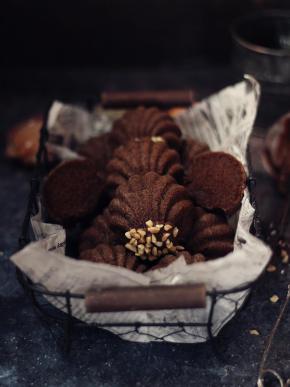 也可以在巧克力酱中蘸一下，粘少许坚果碎装饰一下，不但更美观，口感和营养也更好哦。