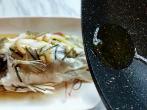 蒸好的鱼取出，如果汤汁太多，可以将汤汁倒入锅中再次烧开，用淀粉勾芡后倒回鱼盘中，锅中热油淋在鱼身上！