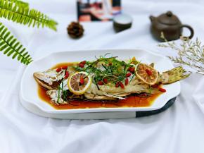 枸杞和干柠檬片提前开水泡，之后放在鱼身上即可。