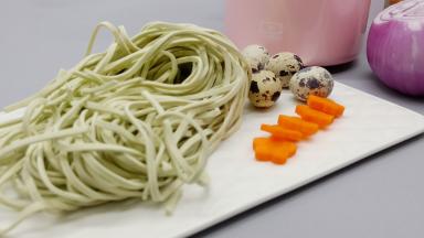 新鲜的蔬菜面条以及蔬菜，当然还有法国monbento 304不锈钢焖烧罐。