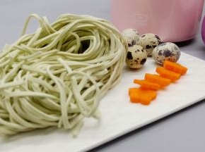 新鲜的蔬菜面条以及蔬菜，当然还有法国monbento 304不锈钢焖烧罐。