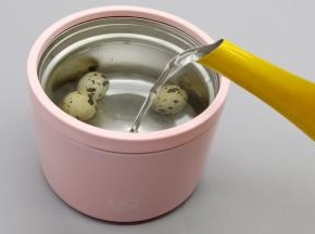 焖烧罐先倒入开水预热5分钟再倒掉、放鹌鹑蛋以及开水、盖上盖子焖10分钟就可以拿出来剥壳。