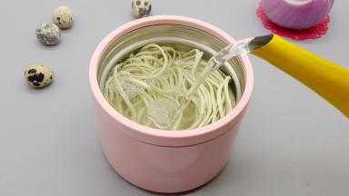 一样的步骤，焖烧罐预热五分钟再倒掉开水、放入面条再加开水，盖上盖子焖10分钟（对于上班族来说是不是很方便呀）