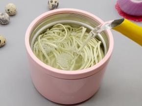 一样的步骤，焖烧罐预热五分钟再倒掉开水、放入面条再加开水，盖上盖子焖10分钟（对于上班族来说是不是很方便呀）