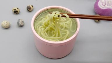 看看一会的功夫面条就熟了（面条的成熟度根据面条的粗细来增减焖的时间）