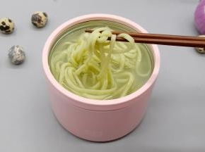 看看一会的功夫面条就熟了（面条的成熟度根据面条的粗细来增减焖的时间）