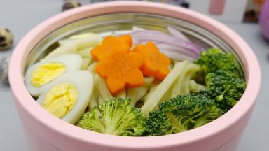 面条水倒了，加入调味料以及提前焯过水的蔬菜。