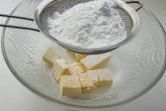 黄油室温软化，能轻易按出一个坑的状态。然后筛入糖粉和盐，先用打蛋头搅拌一下，至糖粉和黄油混合。