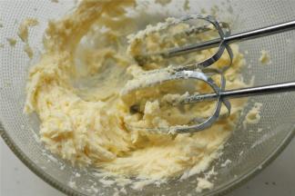 打发至黄油发白，体积变大，呈羽毛状。