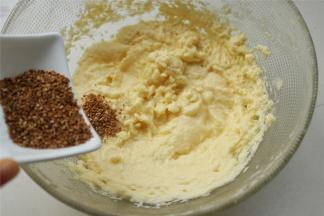 加入柠檬皮屑，搅拌均匀。