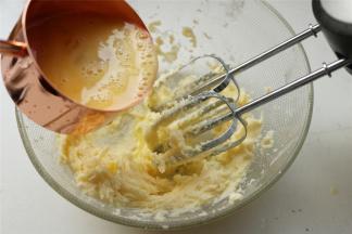再少量多次加入鸡蛋液，每次加入鸡蛋后要打发均匀，再加入下一次，避免水油分离。