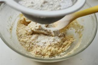 再筛入泡打粉和低筋面粉。