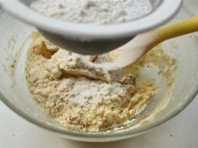 再筛入泡打粉和低筋面粉。